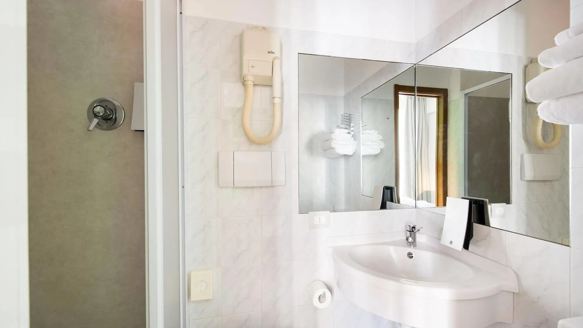 Hotel Nologo Cenova 2*,